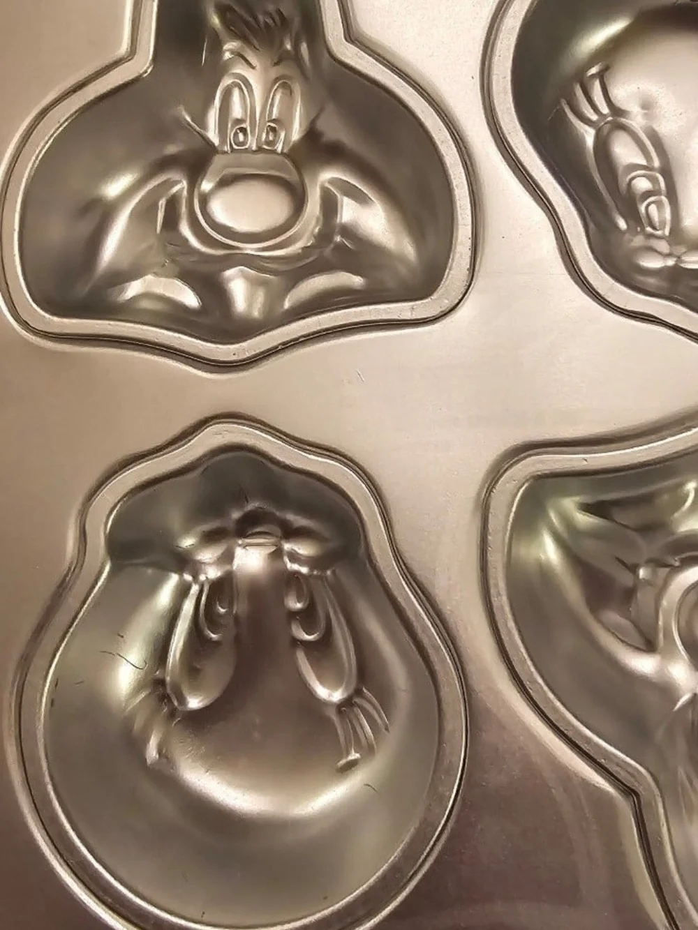 VTG 1994 Wilton Warner Bros Tweety & Sylvester Muffin Cake Mold Pan 6 Cavity